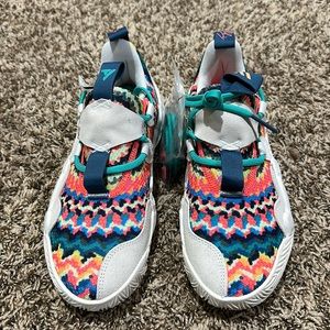 Adidas Trae Young 1. US Men’s 6, Women’s 7. Brand new with tag.